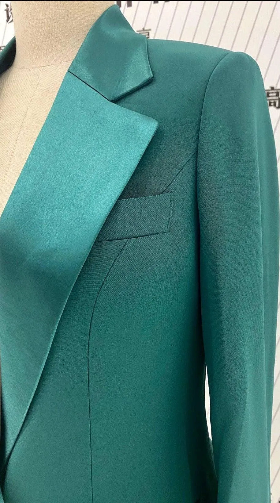 Chic Women's Pant Suit - Solid Single-Breasted