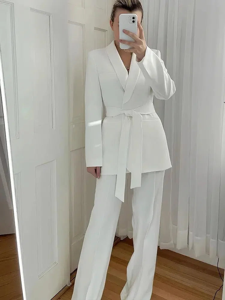 Chic Women's Pant Suit - Solid Single-Breasted